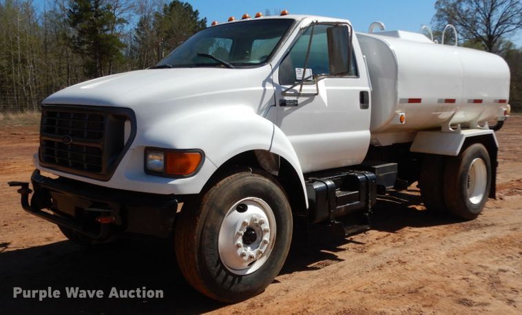 2000 Ford F650 Super Duty  water truck - DM2880