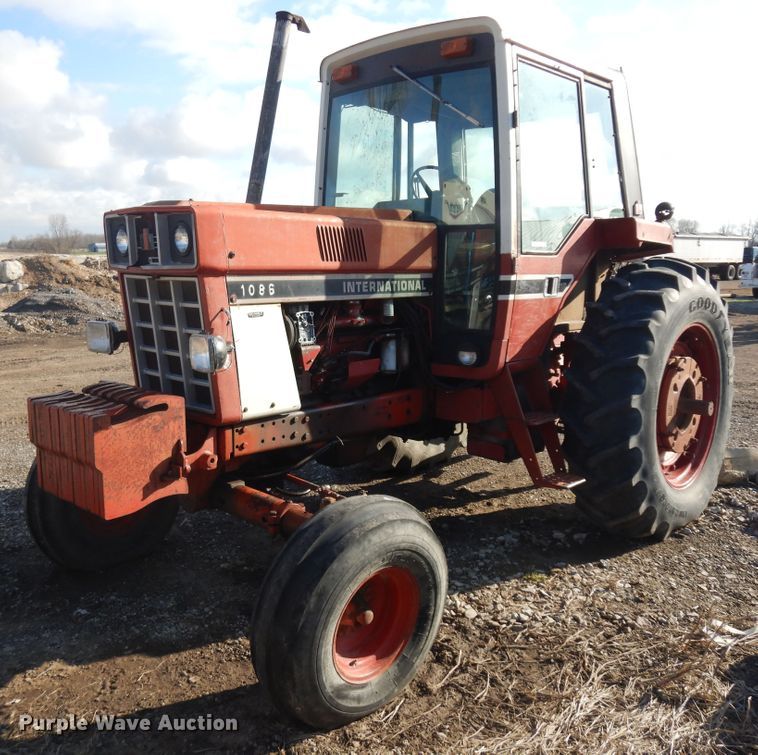 International 1086  tractor - IP9118