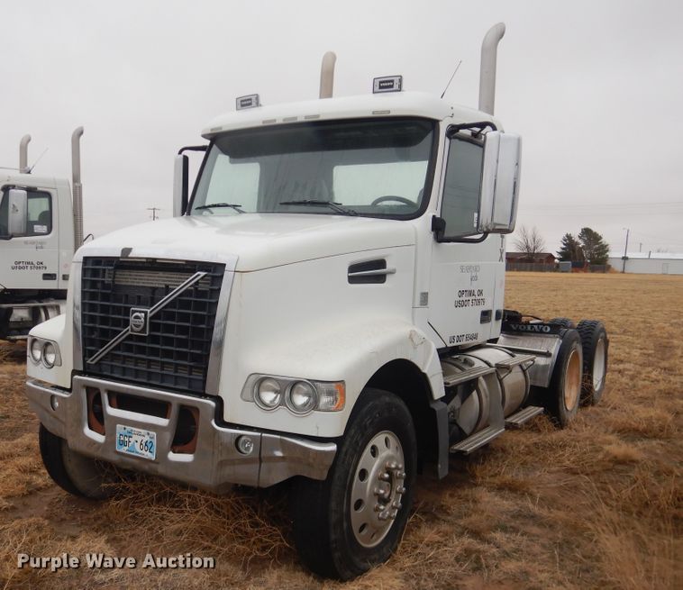 2009 Volvo VHD  semi truck - DJ1119