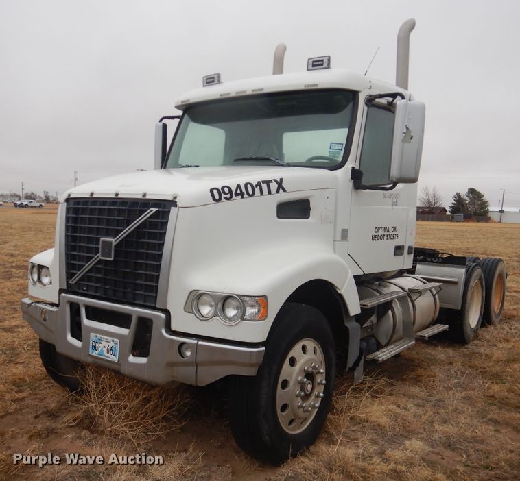 2009 Volvo VHD  semi truck - DJ1120