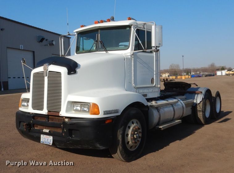 1995 Kenworth T400  semi truck - HE9591