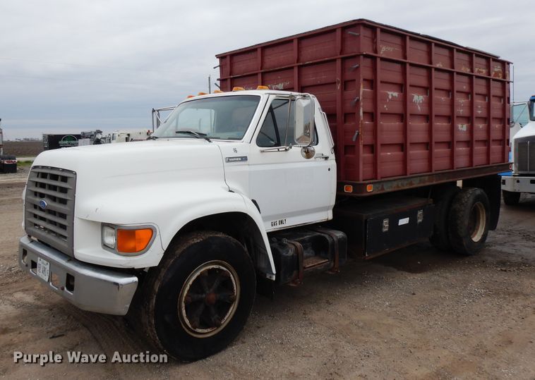 1995 Ford F700  grain truck - DF6790
