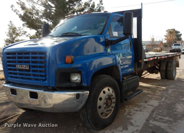 2005 Isuzu FTR  flat bed truck - DM2911