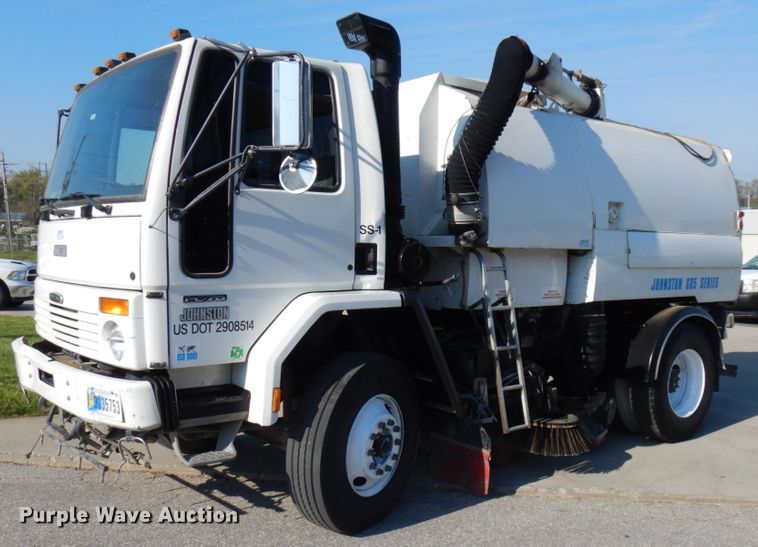 2000 Freightliner FC70  street sweeper truck - HR9218