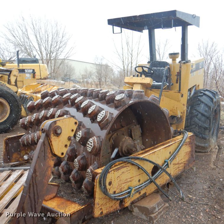 1989 Caterpillar CP-563  single drum roller - II9901