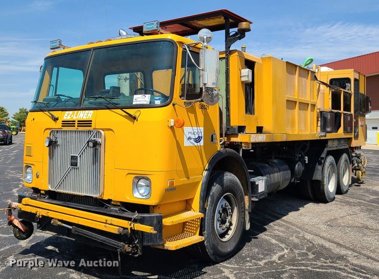 1997 Volvo WX  paint striper truck - DH5961