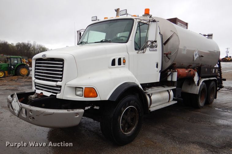 1998 Ford Louisville  oil distributor truck - DL2796