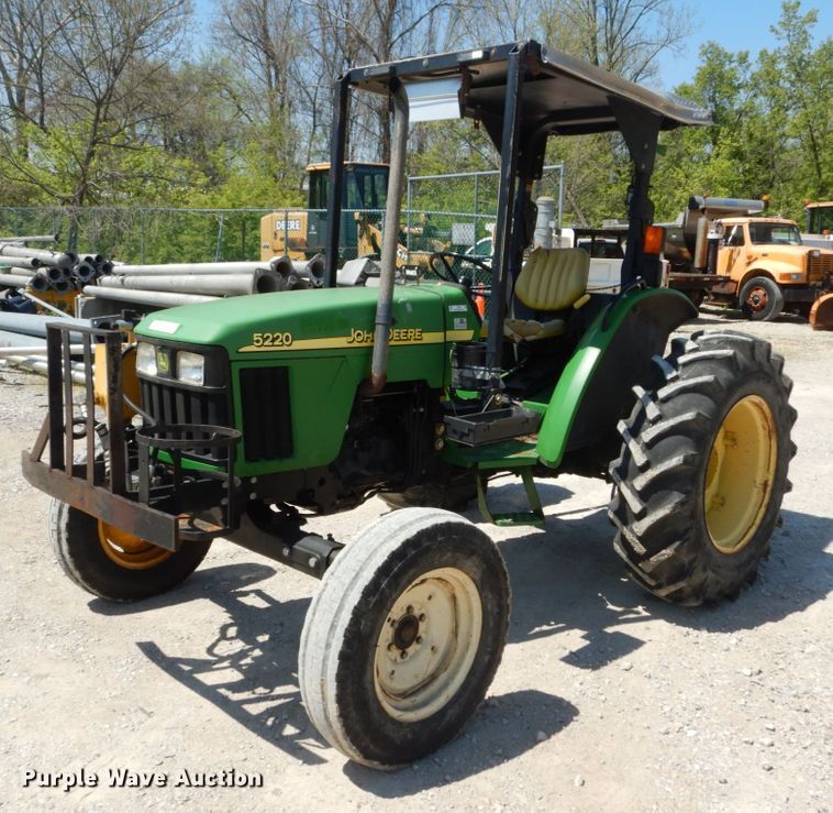 2004 John Deere 5220  tractor - IY9659