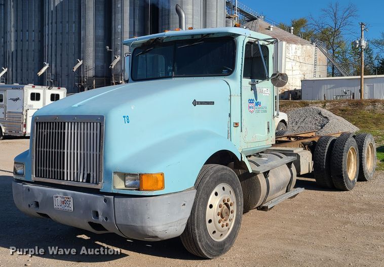 1990 International 9400  truck cab and chassis - DH5920