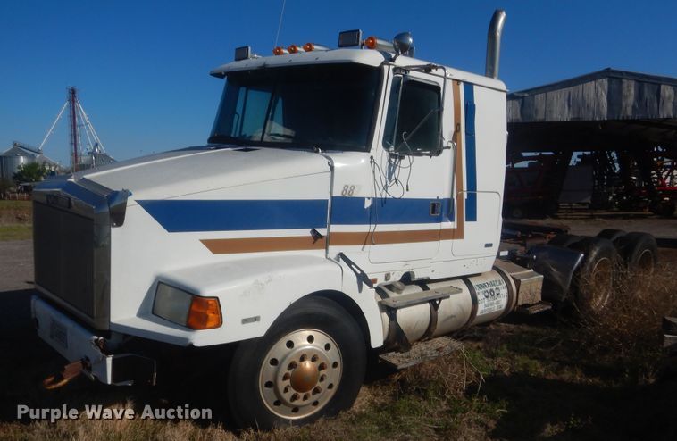 1989 White GMC WIA  semi truck - ET9235