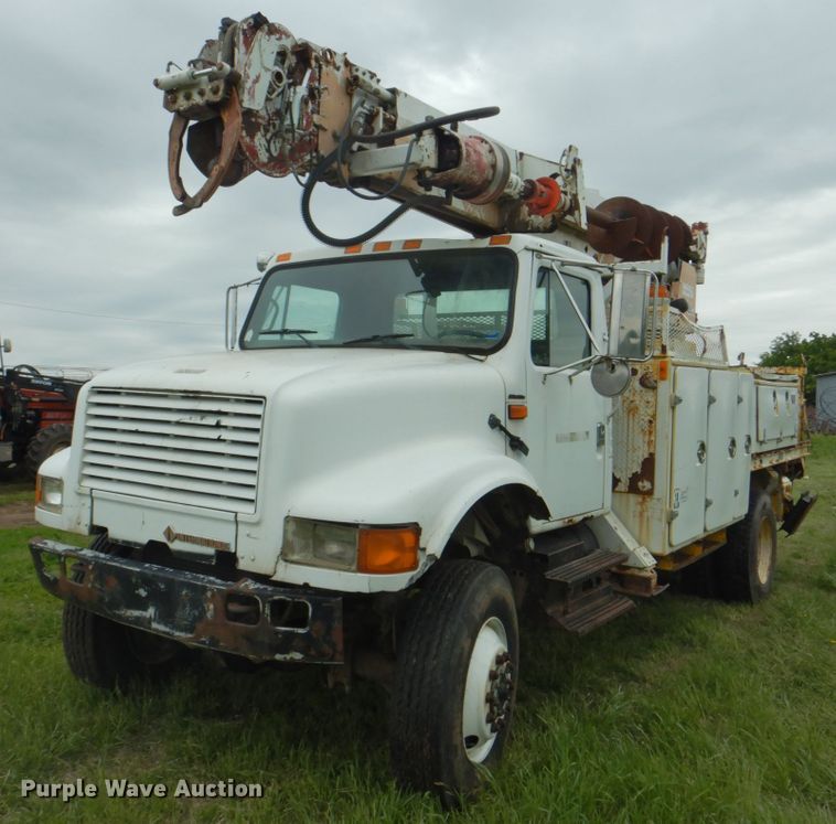 1995 International 4800  digger derrick truck - DK5655