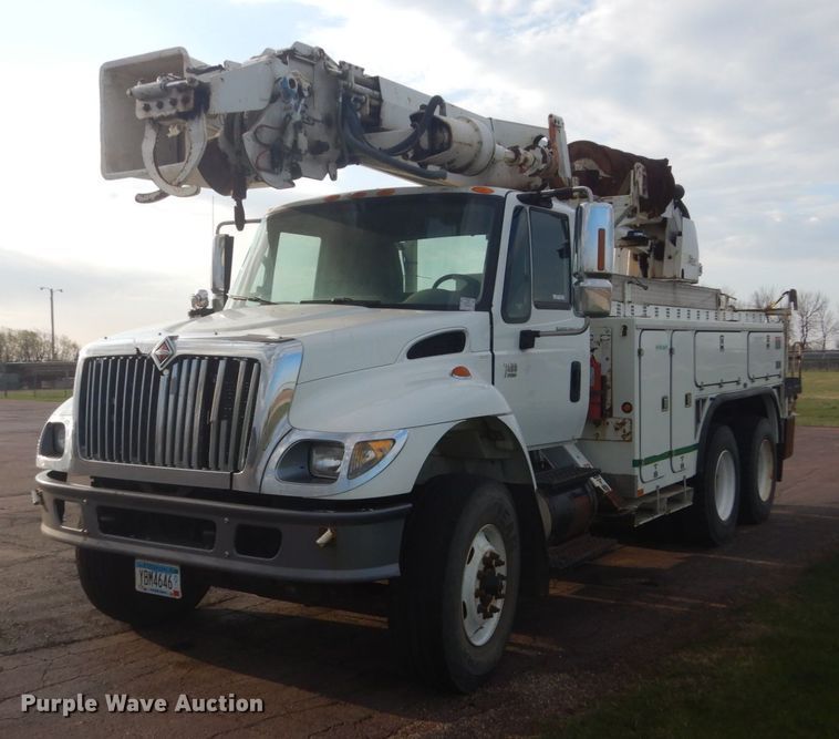 2002 International 7400  digger derrick truck - HE9682