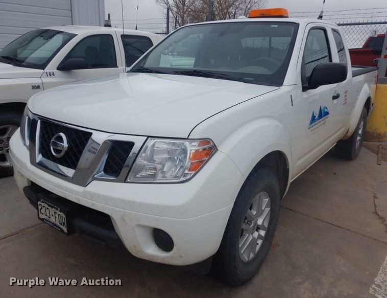 2014 Nissan Frontier SV  Crew Cab pickup truck - IH9250