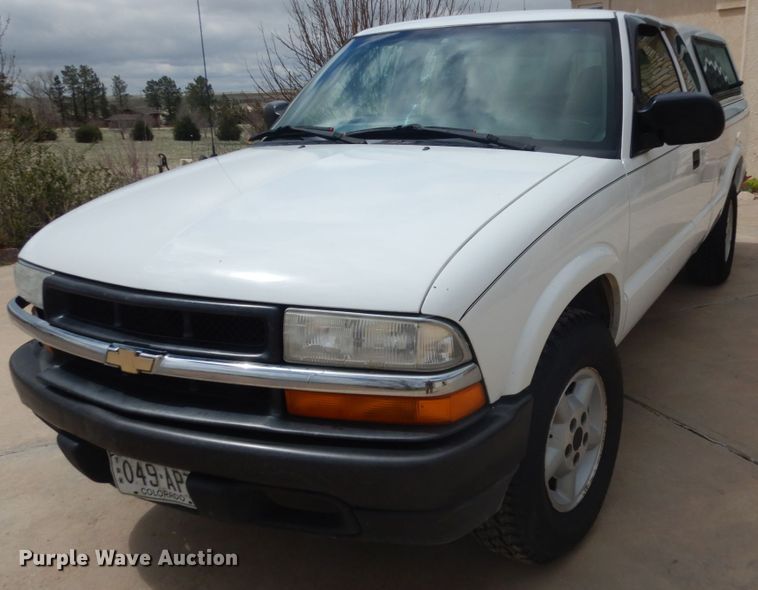 2003 Chevrolet S10  Ext. Cab pickup truck - IH9271