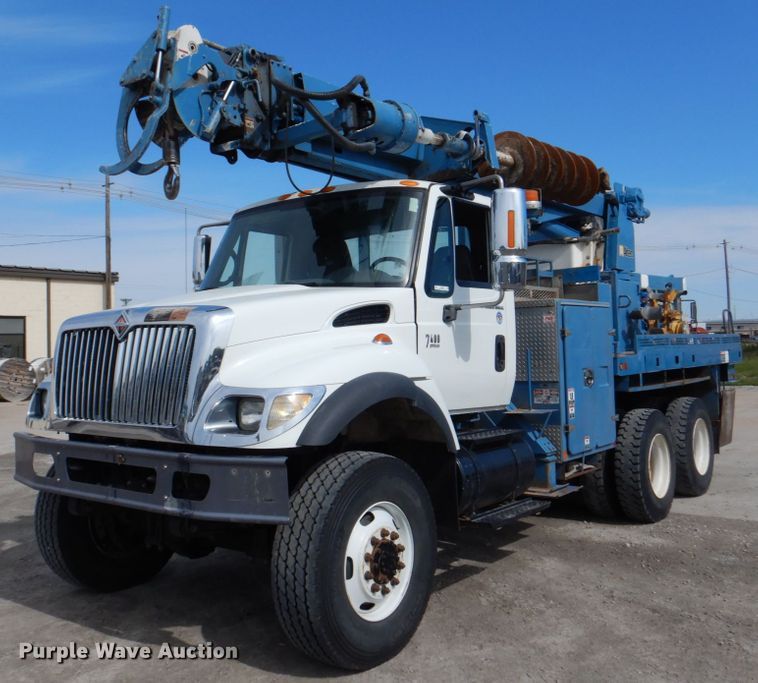 2005 International 7400  digger derrick truck - IQ9460