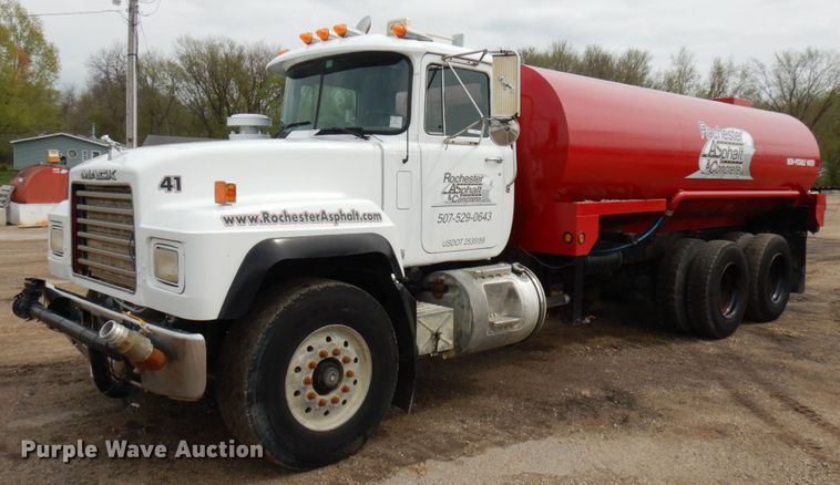 2001 Mack RD688S  water truck - IT9297