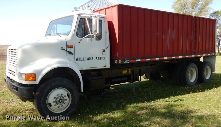 1990 International 8100  dump truck - IT9376