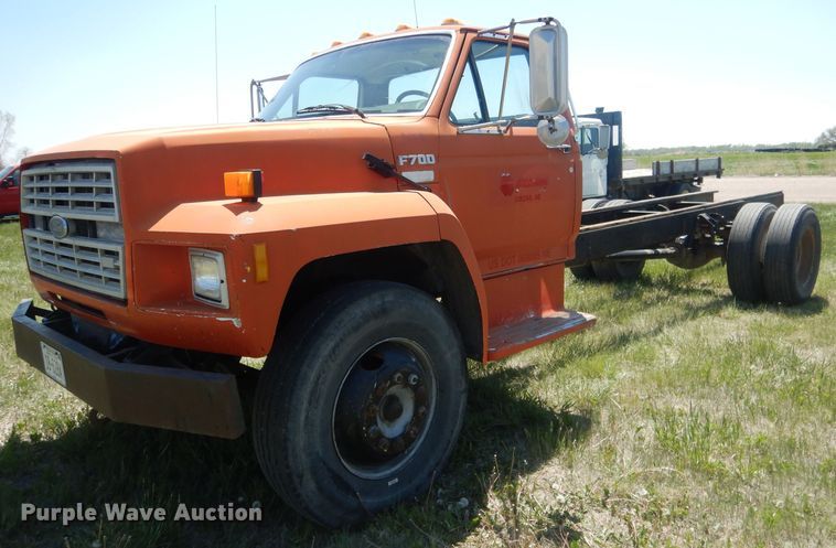 1991 Ford F700  truck cab and chassis - FI9056