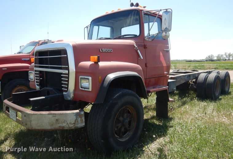 1989 Ford LT9000  truck cab and chassis - FI9058