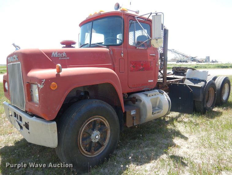 1984 Mack R686ST  semi truck - FI9059