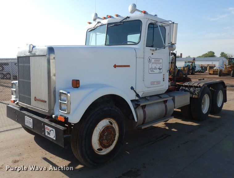 1987 International F9370  semi truck - GR9438