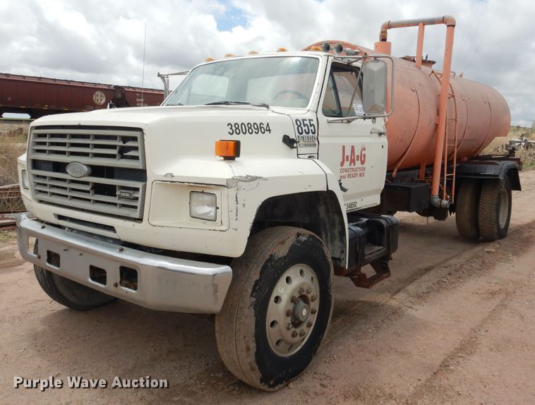 1989 Ford F800  water truck - DL0283