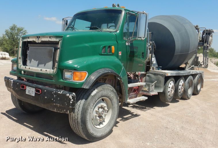 2005 Sterling LT9  ready mix truck - DL0328
