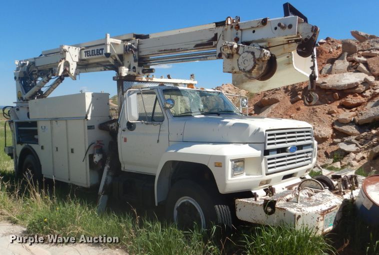 1984 Ford F800  bucket truck - HI9828