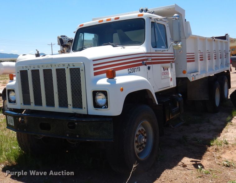 1981 International F2574  dump truck - KA9014