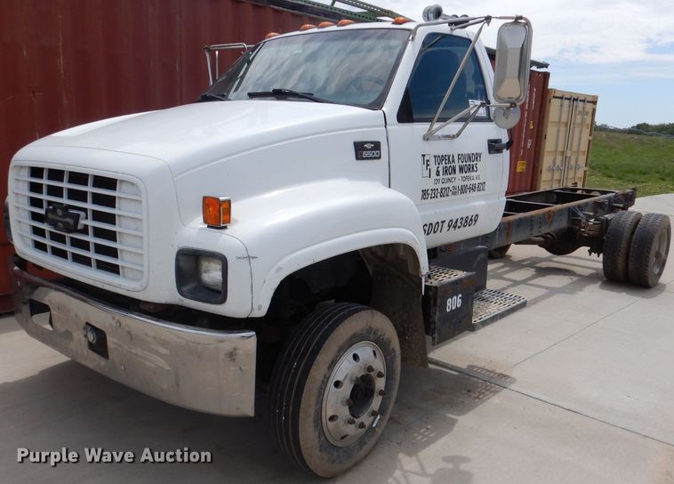 2000 Chevrolet C6500  truck cab and chassis - DL8063