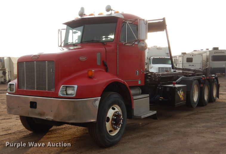 2000 Peterbilt 330  roll-off container truck - HE9570
