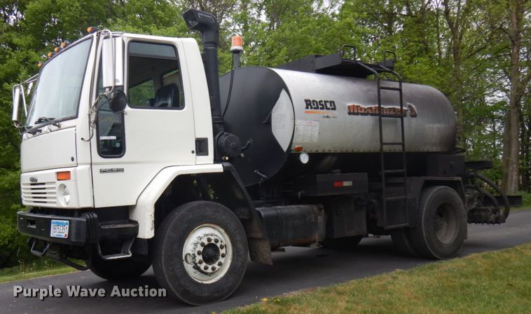 2005 Freightliner  oil distributor truck - IT9423