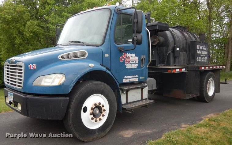 2005 Freightliner Business Class M2  oil distributor truck - IT9424