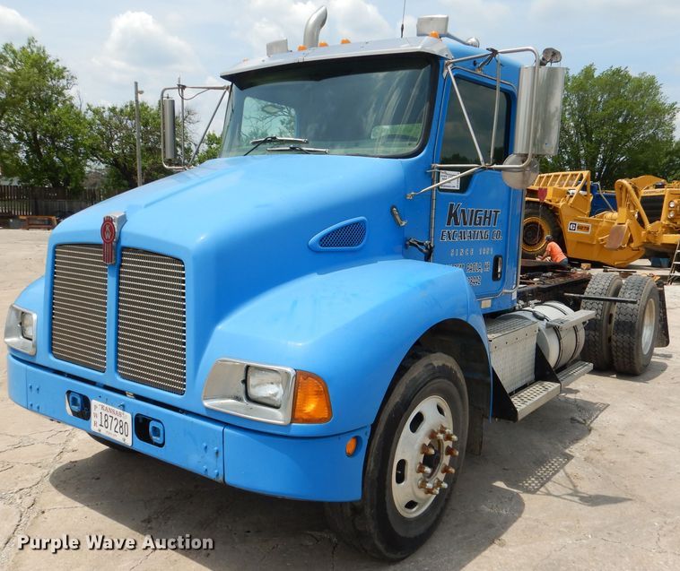 2004 Kenworth T300  semi truck - DM0016