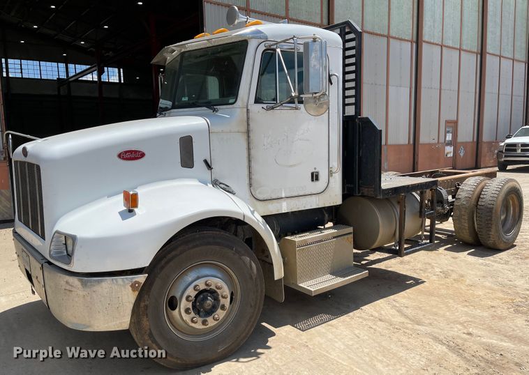 2004 Peterbilt 330  truck cab and chassis - ID9942