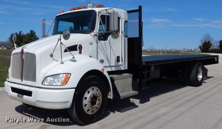 2013 Kenworth T270  flatbed truck - IY9536