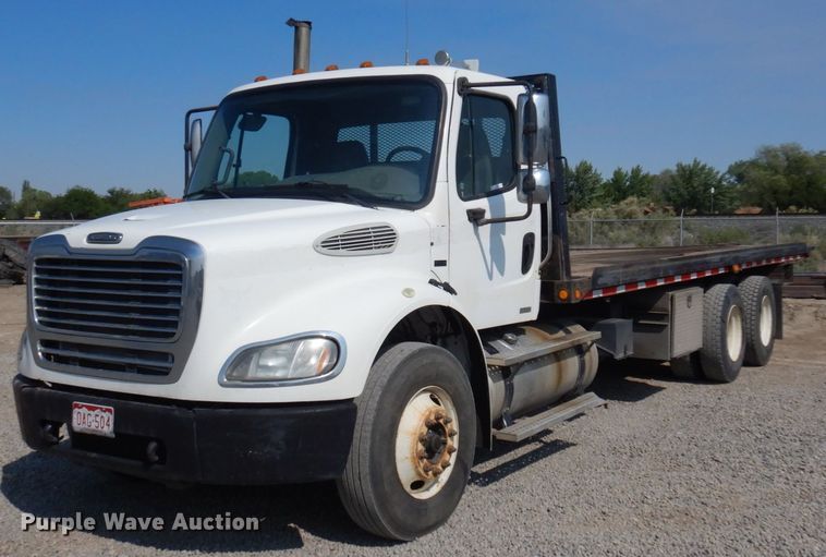 2005 Freightliner Business Class M2  rollback truck - KA9000