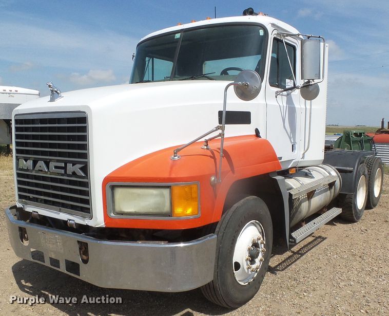 2002 Mack CH600  semi truck - DI5660