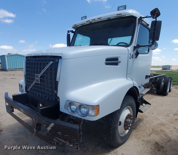 2007 Volvo VHD  truck cab and chassis - IX9923
