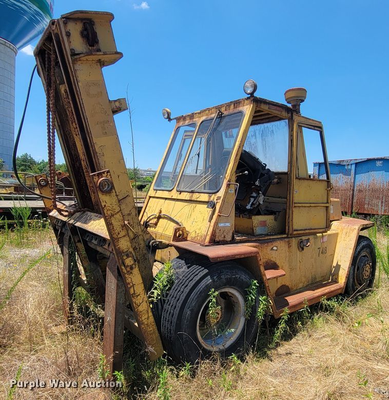 Caterpillar V225  forklift - IF9865