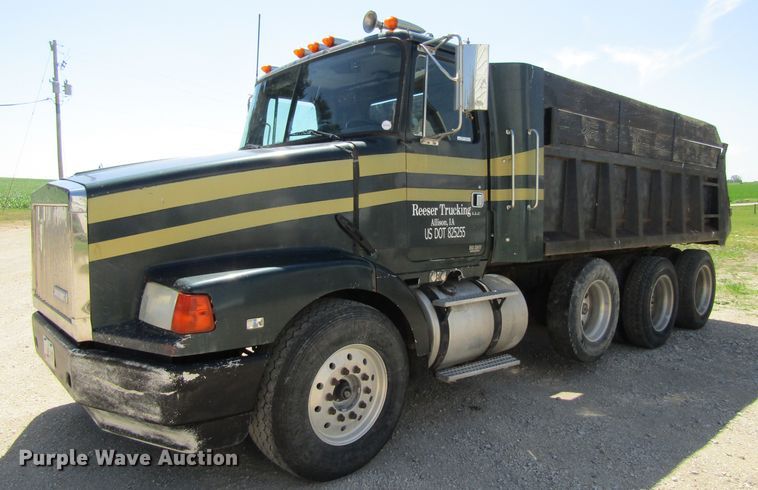1995 White GMC Areo WCA  dump truck - GC9992