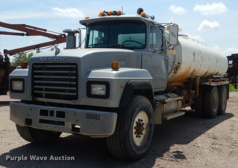 1991 Mack RD690S  water truck - HI9879