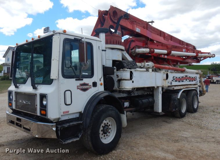 1999 Mack MR688S  concrete pump truck - IL9819