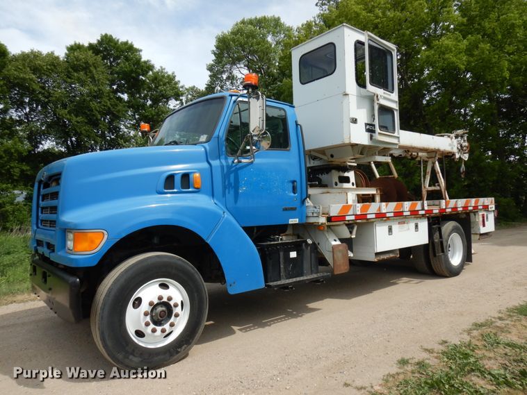2000 Sterling L-Line  digger derrick truck - IL9852