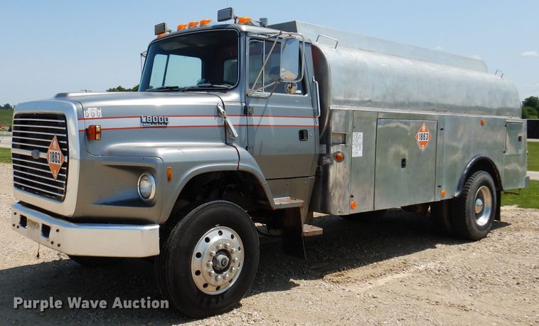 1992 Ford LS8000  fuel truck - IQ9702