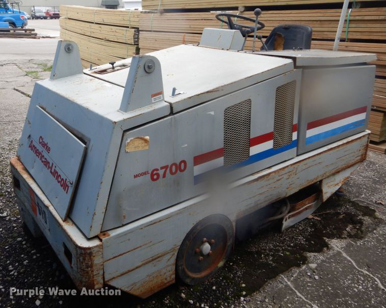 1997 Clarke American Lincoln 6700  sweeper - JI9617