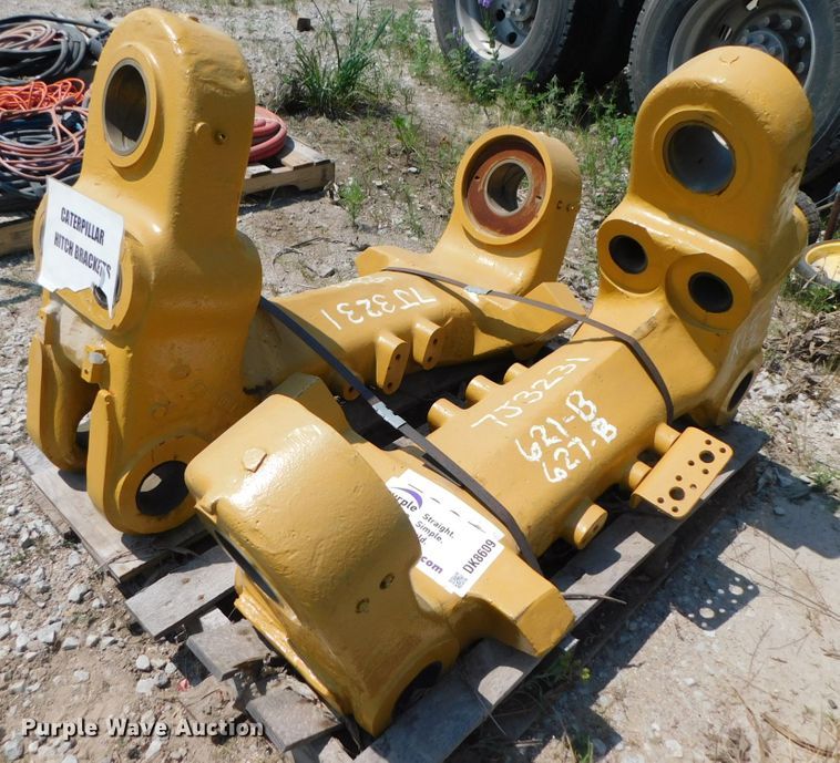 Caterpillar 631  scraper hitch brackets - DK8609