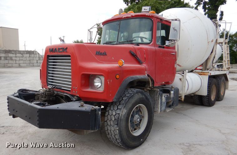 1997 Mack DM690S  ready mix truck - DL3339