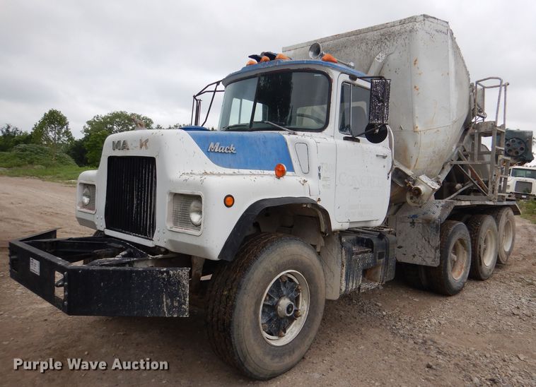 1986 Mack DM685S  ready mix truck - DL3343
