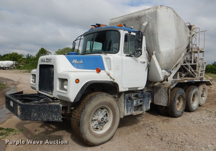 1986 Mack DM685S  ready mix truck - DL3344